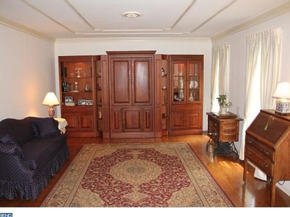 3rd image of 5 Douglas Dr