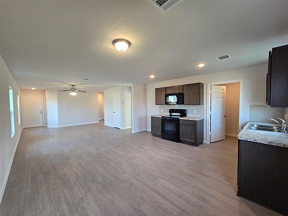 5th image of 1204 Daniel St