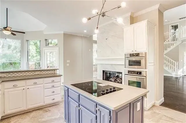 3 bed, 3.0 bath, 1200 sqft, $2,300 — Photo 4