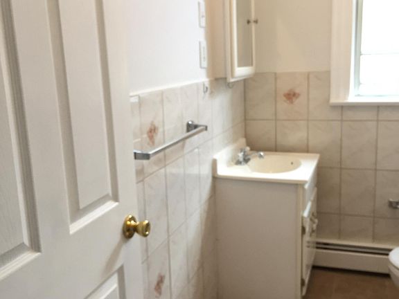 5th image of 13 Glenwood Ave APT 3