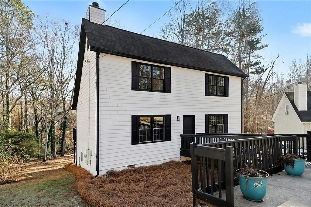 3 bed, 2.0 bath, 1465 sqft, $2,300 — Photo 2