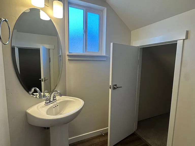 944 NE Paula Dr — Photo 6