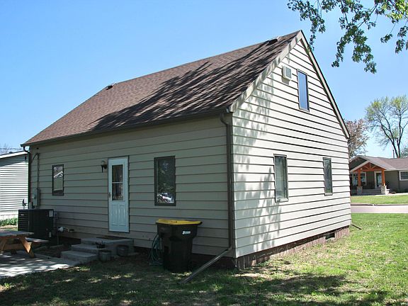 4th image of 221 E Winona St