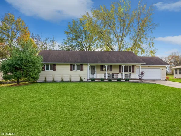 1706 Fairside Dr, Sandwich, IL 60548