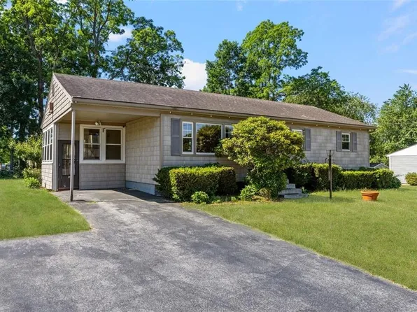 37 Ridgeway Dr, Warren, RI 02885