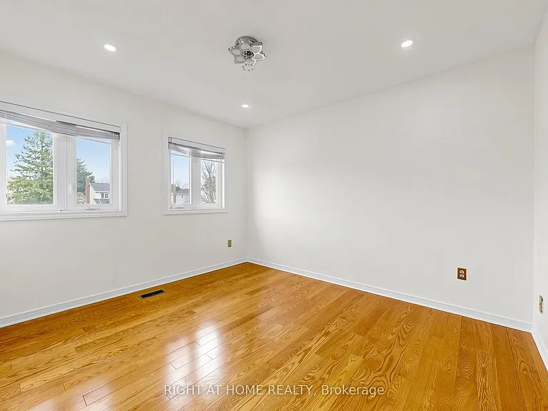 86 Howlett Ave — Photo 36