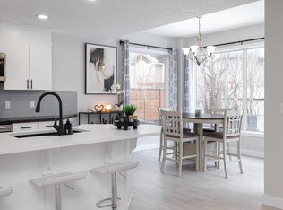 86 Cougarstone Ct SW, Calgary, AB T3H5R4