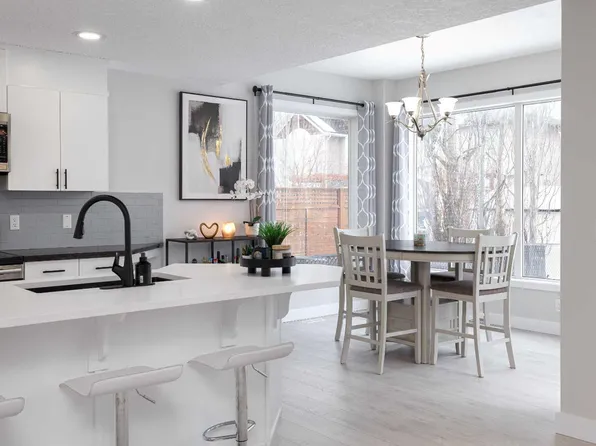 86 Cougarstone Ct SW, Calgary, AB T3H 5R4