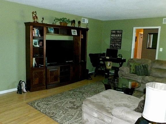 N Hickory Valley LR  3