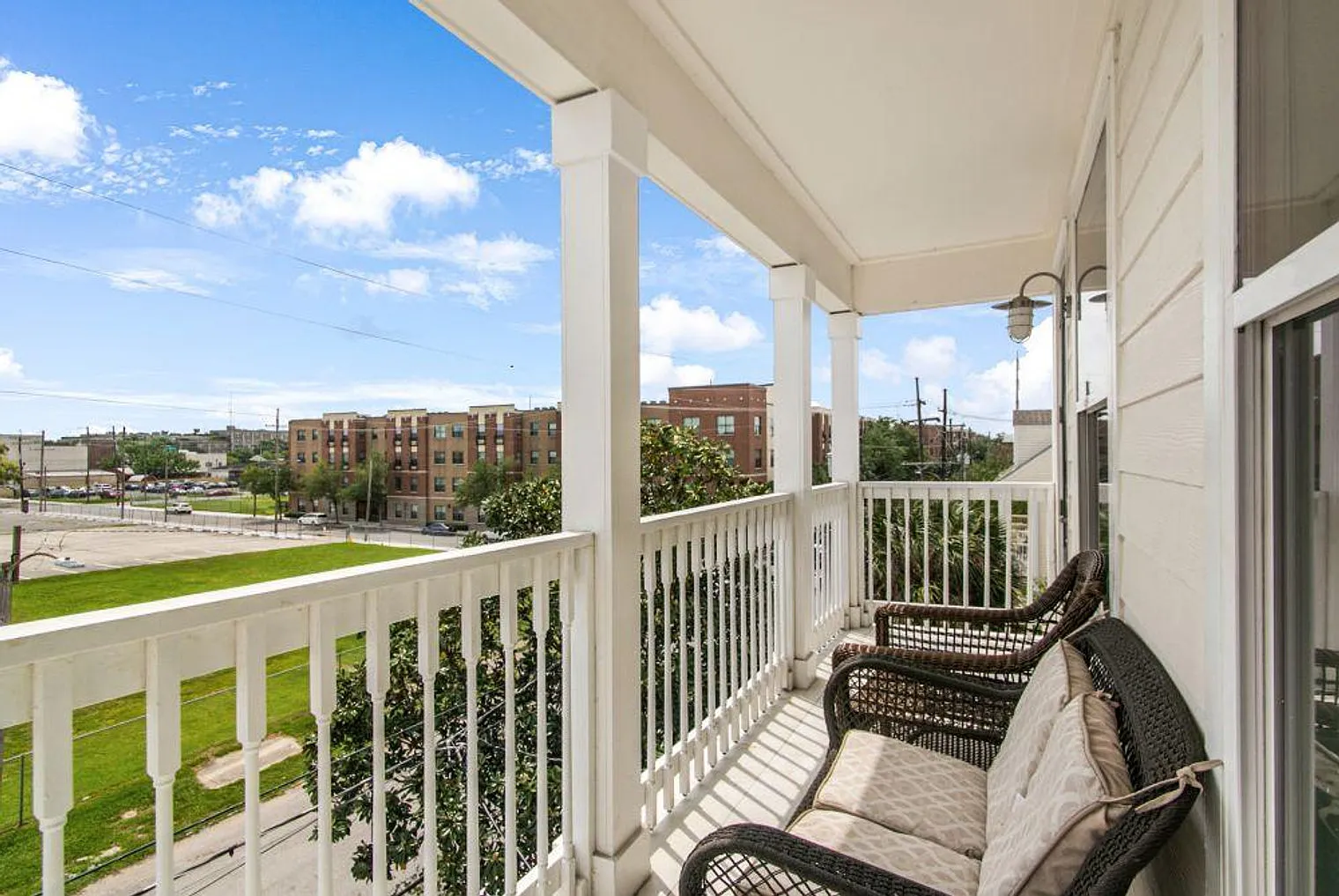 4 bed, 3.0 bath, 2292 sqft, $6,600 — Photo 2