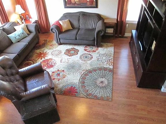 4th image of 210 Evergreen Ct