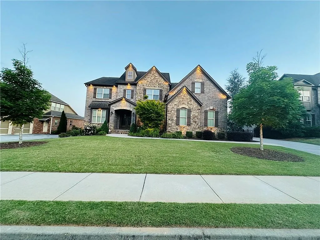 7 bed, 5.5 bath, 5269 sqft, $5,900 — Photo 2