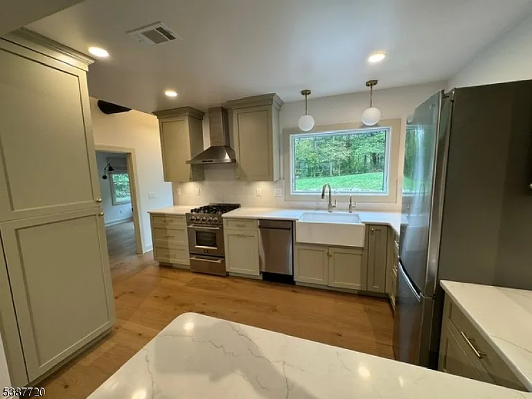 24 Lakeview Point Ave — Photo 5
