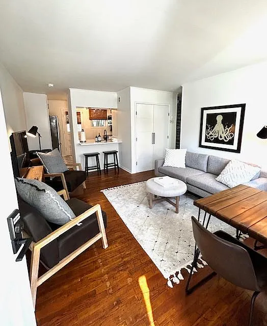 2 bed, 675 sqft, $1,950 — Photo 3