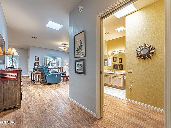 5th image of 313 N Royal Bell Dr