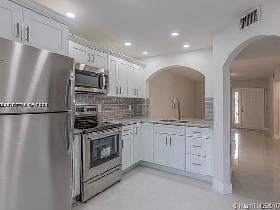 5th image of 2701 SE 12th Pl Unit 104