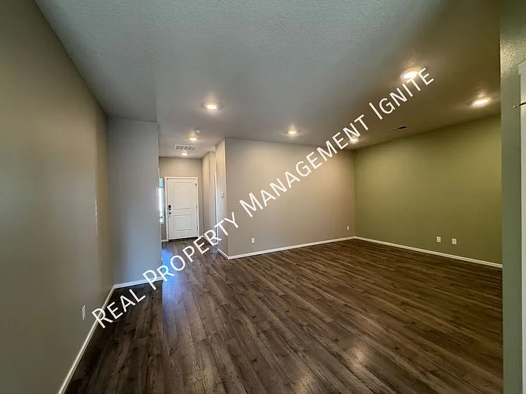 1430 NW Upas Pl — Photo 2
