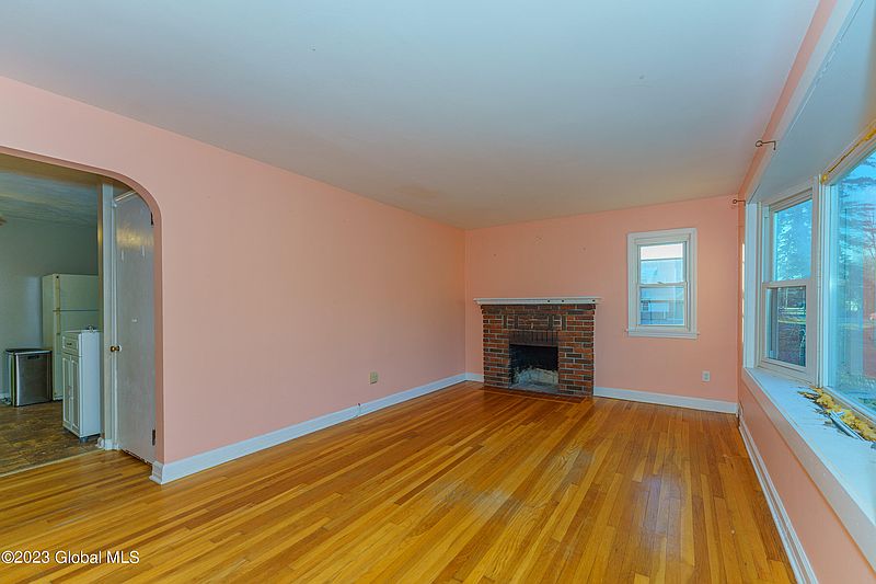 5th image of 174 Saratoga Road