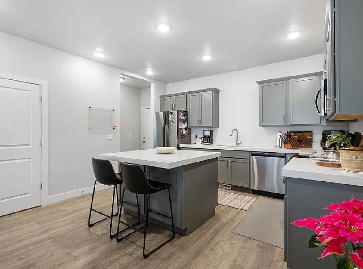 3 bed, 2.5 bath, 1832 sqft, $2,500 — Photo 1