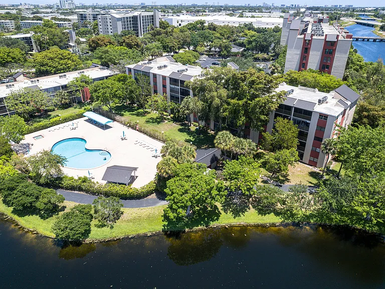 2200 S Cypress Bend Dr #101 — Photo 36