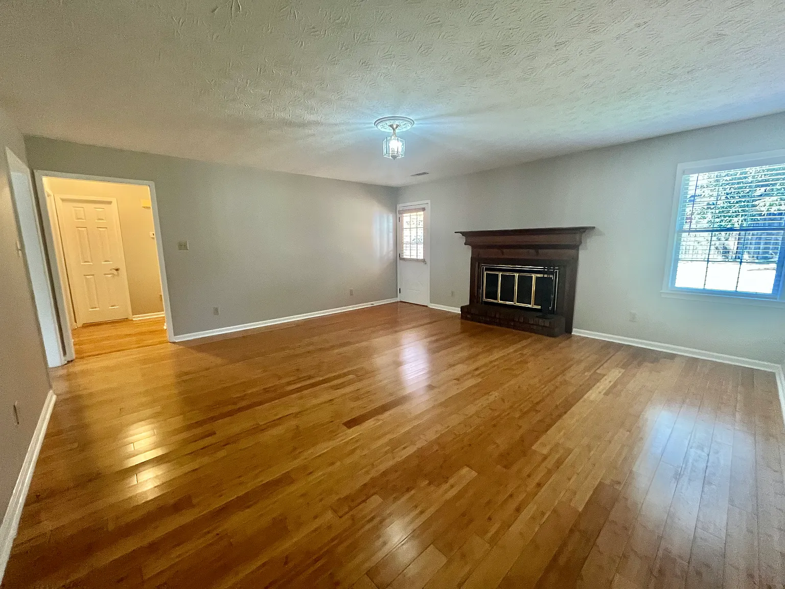 3 bed, 1616 sqft, $2,100 — Photo 4
