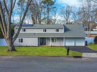 37 Radburn Dr, Farmingville, NY 11738