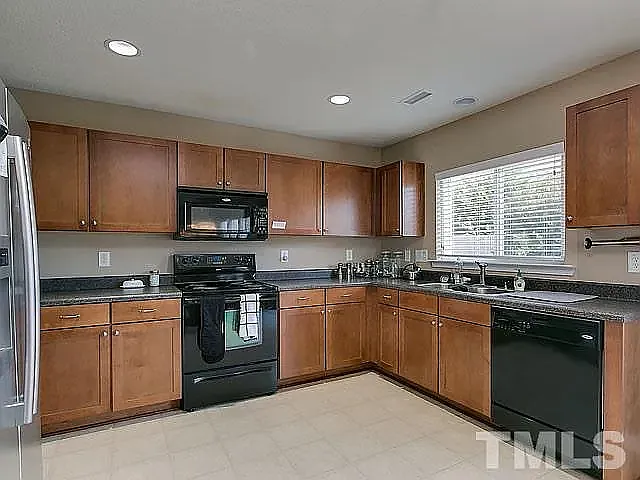 100 Poppy Hills Ct — Photo 2