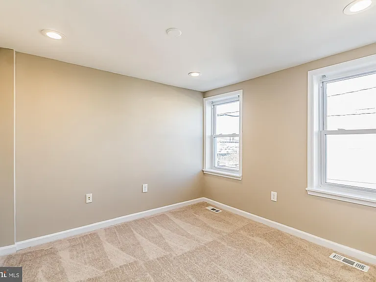 130 W Randall St — Photo 14
