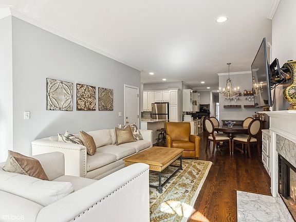 4th image of 816 W Oakdale Ave APT 2