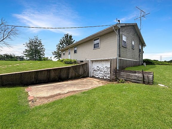 2nd image of 24996 Desoto Ln