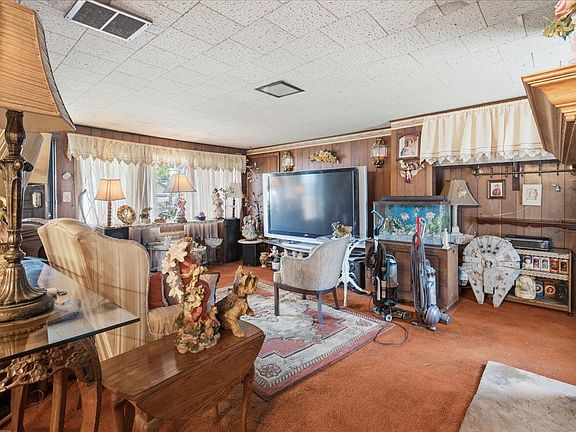 4th image of 1556 Heidorn Ave