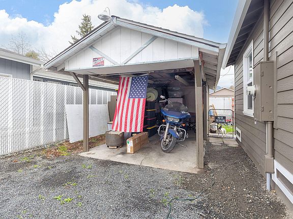 5th image of 418 SE L St