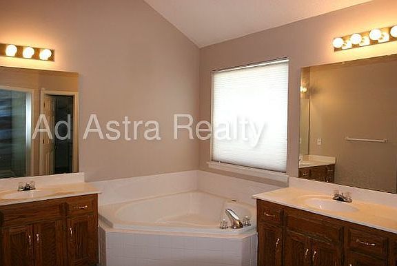 4th image of 2621 SE Winchester Dr