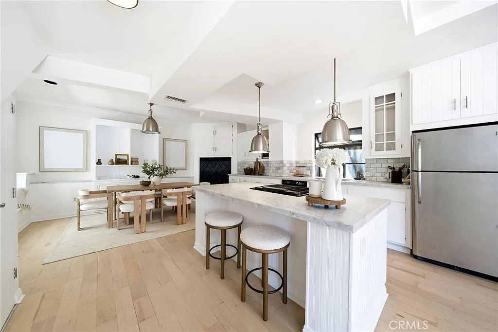 3 bed, 2.5 bath, 2026 sqft, $8,000 — Photo 3