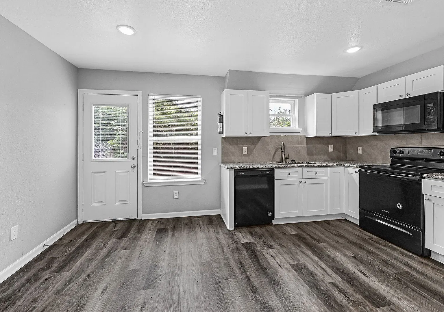 ASAP move in! Charming 3-Bedroom Home in the Heart of Conroe — Photo 1