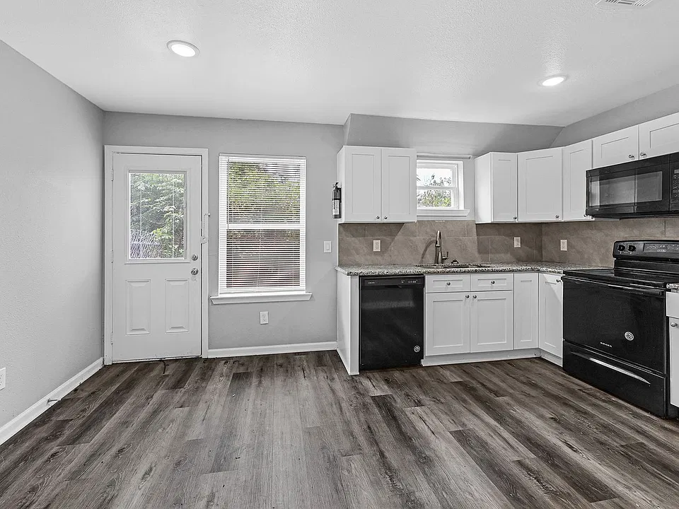 513 Avenue I #B