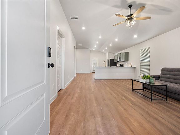 5th image of 2154 Langford Ave