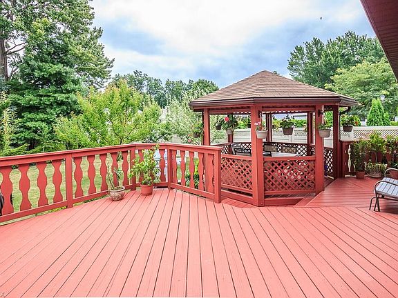 4th image of 1071 Cliffview Dr