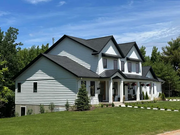 2002 Maple Ridge Dr, Marquette, MI 49855