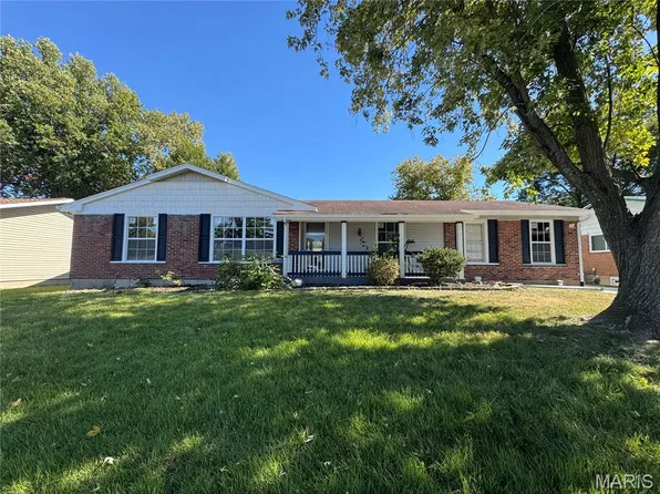 2878 Castleford Dr, Florissant, MO 63033