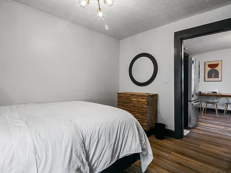 605 E Elm St — Photo 12
