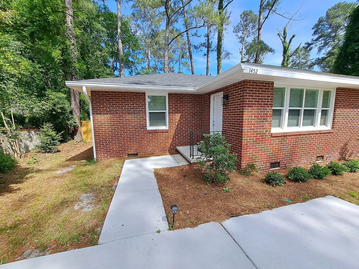 1450-1452 Brentwood Drive — Photo 3