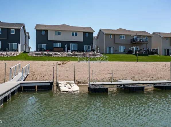 2435 Water Park Loop SE, Mandan, ND 58554