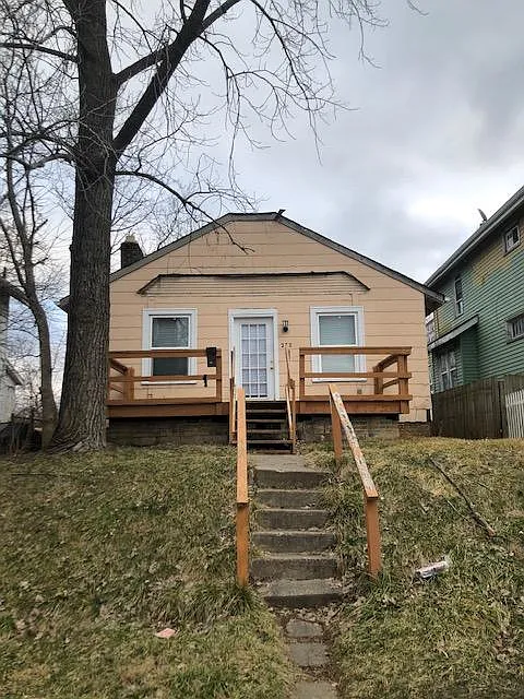 272 N Oakley Ave photo 1