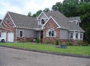 7 Benton Dr, Bloomfield, CT 06002
