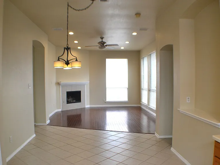 1013 Clear Creek Dr — Photo 3