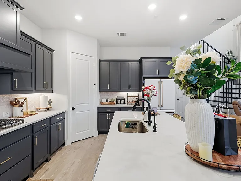 1528 Sandhill Ln — Photo 10