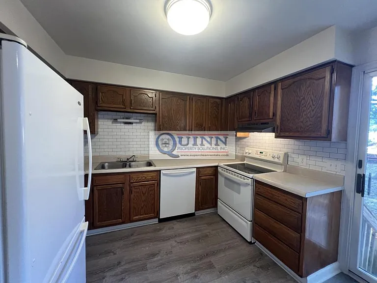 150 E Village Rd — Photo 5