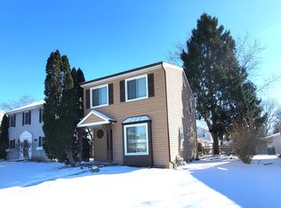 884 Geneva Dr, Geneva, IL 60134