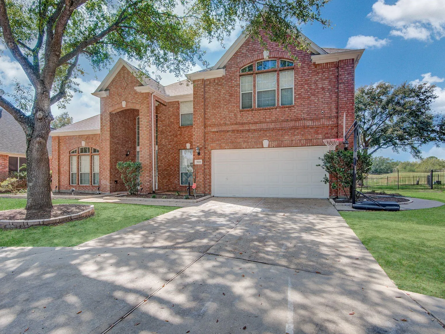 4 bed, 3.5 bath, 3187 sqft, $3,000 — Photo 2